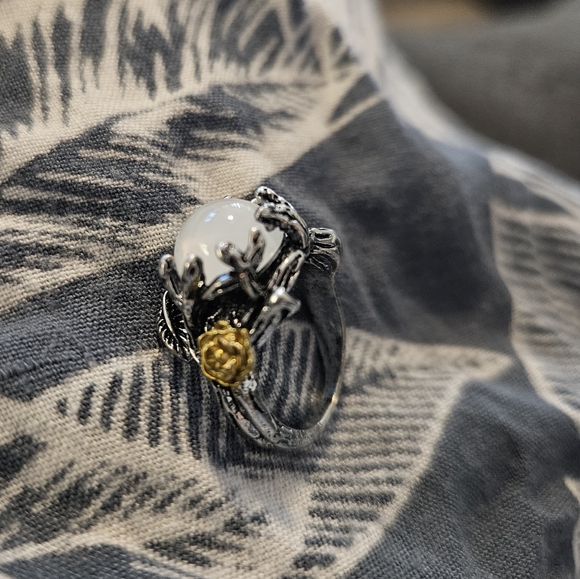 Beautiful ring - Picture 3 of 7